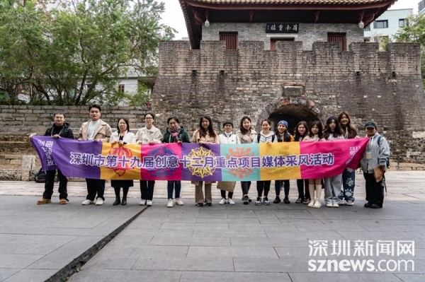 采风活动合影。（记者&nbsp;邱伟斌摄）