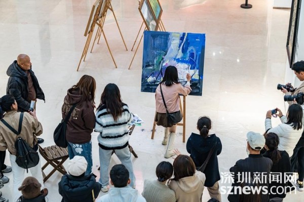 记者体验临摹绘画。（记者&nbsp;邱伟斌摄）