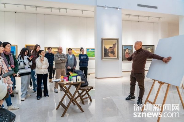 记者体验临摹绘画。(记者 邱伟斌摄)