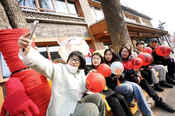 砖塔胡同闹元宵，灯谜点亮七百余年“胡同之根”