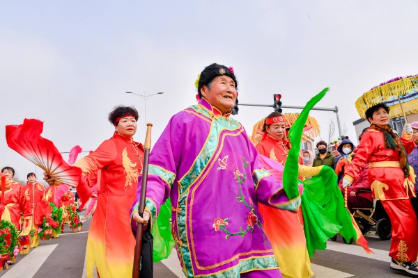 家门口观赏巡游表演，大兴安定镇村民回迁后首个元宵节亮堂又热闹