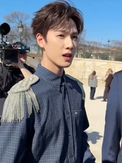 帅气亮相巴黎时装周！今天是优雅小王子吧！李昀锐lin
