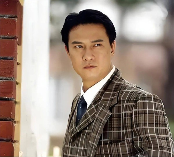 香港知名男星被指发福严重，曾因称赞周慧敏，被骂到离港发展