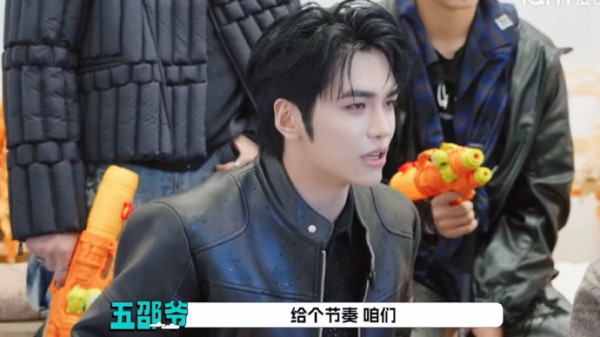 《宇宙闪烁请注意》的导演和节目组是如何评价刘耀文的表现的?