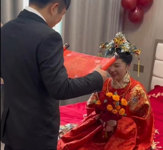 四川一新娘网上“摇人”帮堵门接亲，吸引百名“亲友团”，有网友驱车参加婚礼以“娘家人”身份被邀坐主桌