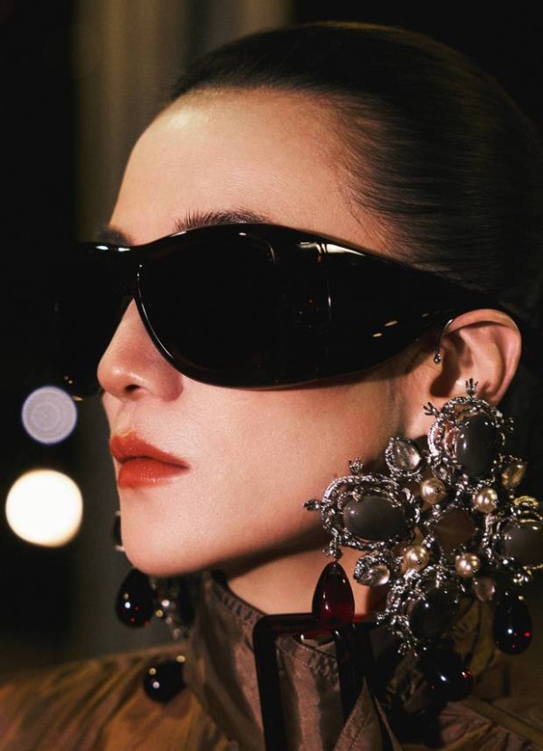 宋佳巴黎夜色大片释出!咖色套装双插袋,酷飒又摩登