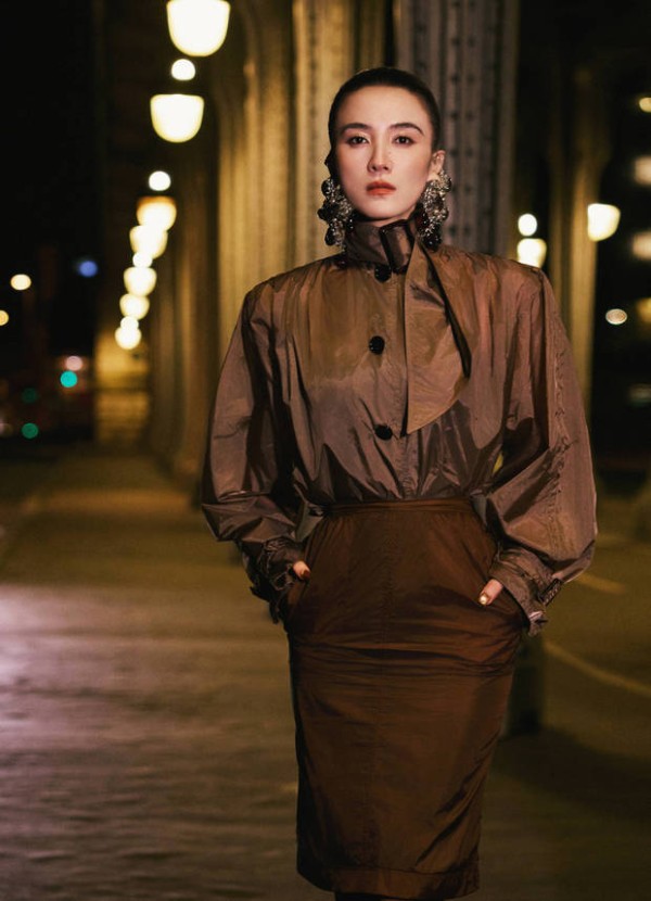 宋佳直视镜头,从容又矜贵。