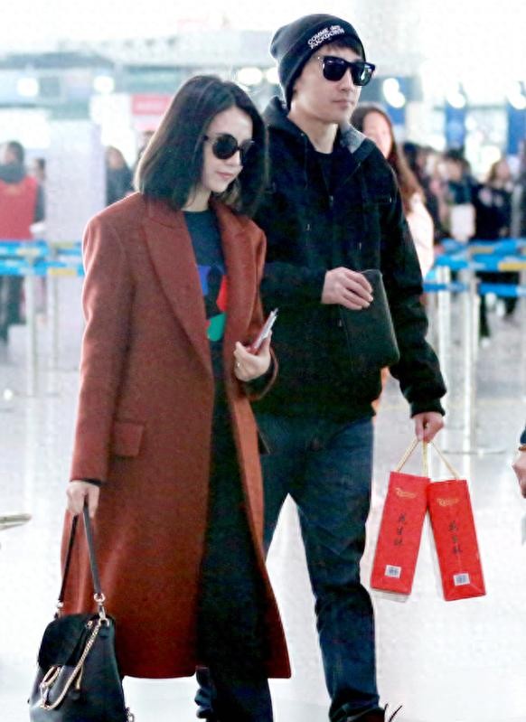 高圆圆赵又廷回家过年！穿红大衣配阔腿裤太时髦，全程笑脸好幸福