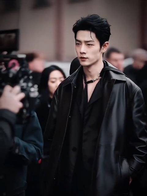 肖战的连体T恤造型再次证明：时尚从不靠堆砌，气质与身材才是永远的C位