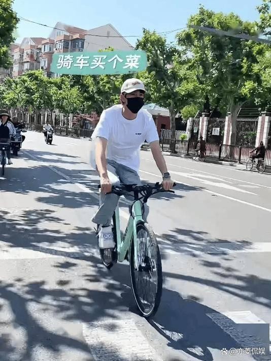 林更新骑车去菜市场，提塑料袋买辣椒黄瓜，一双大长腿比电视里帅