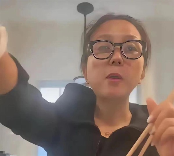 离婚多年何洁罕见谈起前夫，抱怨对方不给抚养费，目前生活艰难