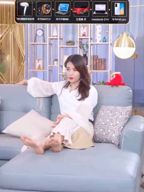 刘涛直播光脚带货，姐也太懂兄弟们想看什么了