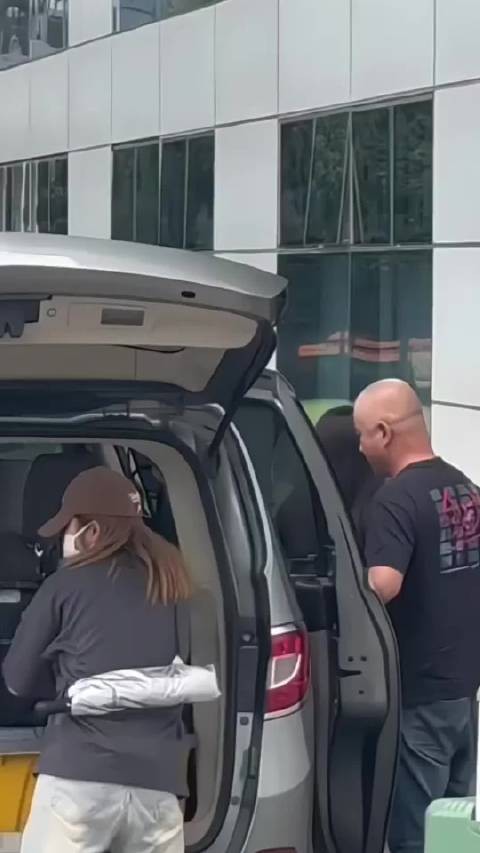 鞠婧祎穿老爹鞋被指显笨重，网友提醒小个子慎选