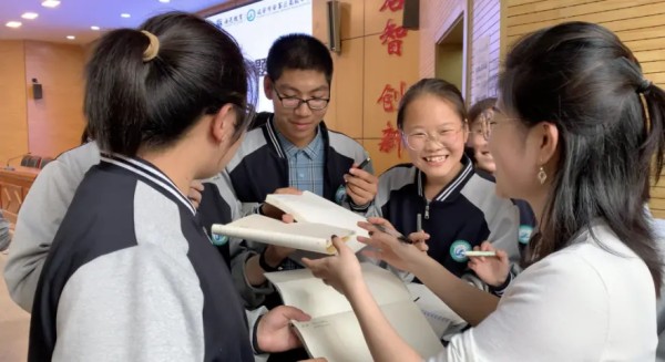 朋辈导师张乐齐与学生互动