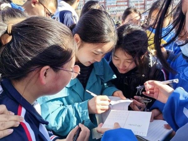 朋辈导师甘雨虹为吉林柳河九中学生签送明信片
