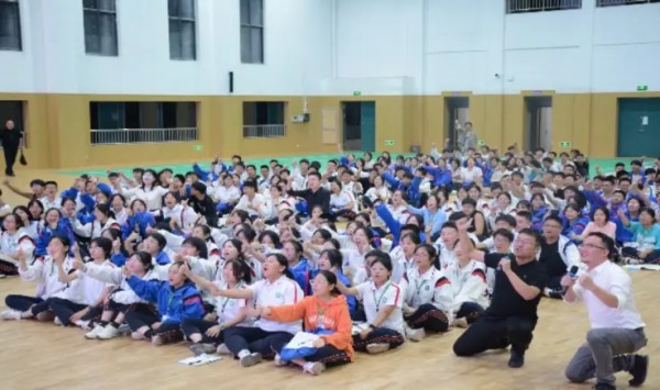 朋辈导师张岩赴青田县温溪高级中学助力中考加油大会