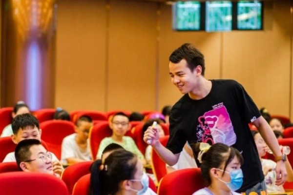 朋辈导师覃瑞寒与学生互动