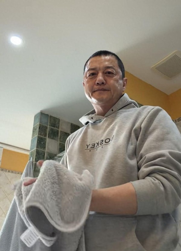 李亚鹏母子过元宵节，在北京住100平小房，家具装修老气像30年前