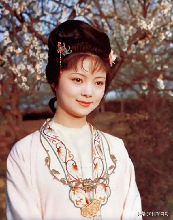 60岁张莉近况曝光！曾因投资失败暴瘦20多斤，未婚未育却过得惬意