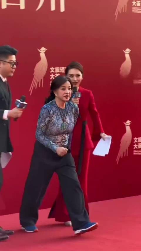 刘晓庆台州走红毯