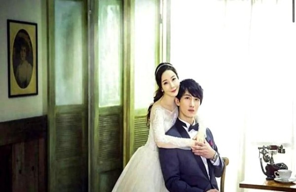 香港男星内地妻子突然自曝已离婚！还原两人车厢拥抱始末