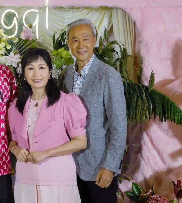 TVB老戏骨飞国外探亲！近况容光焕发，与同事谱黄昏恋极恩爱