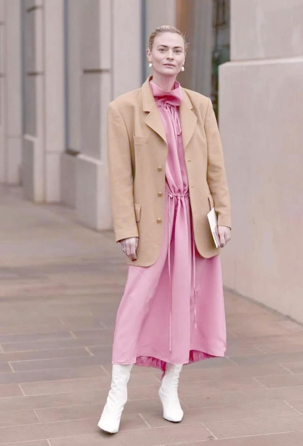 卡其+粉，今年甜酷风王炸组合！背后藏着什么色彩密码？