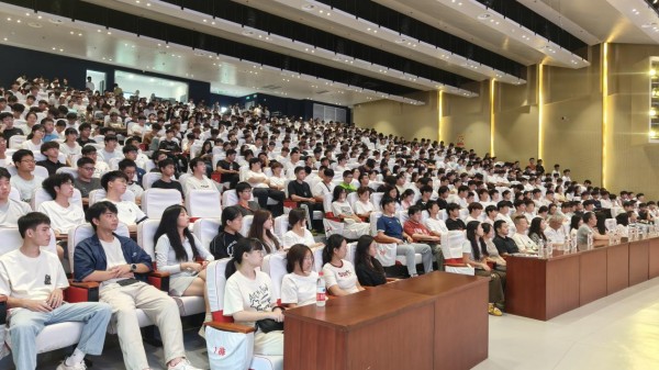 计算机与信息学院举行2025级新生见面会暨“师生同上一堂思政课”活动