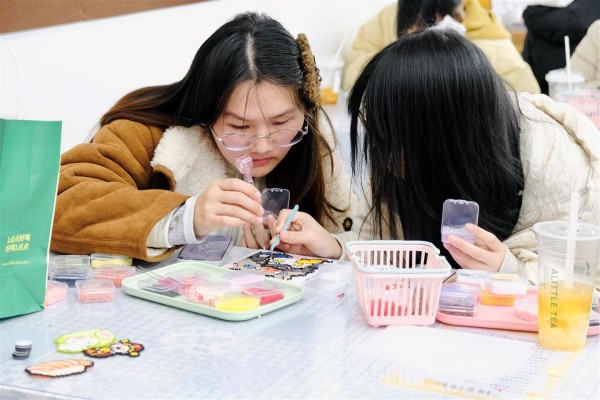 “手作治愈经济”悄然兴起：DIY手工店成年轻人假期“充电站”