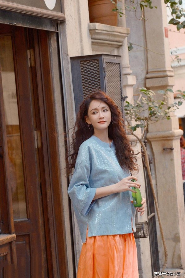 陈乔恩烫羊毛卷也太美了吧！穿新中式+半身裙+小白鞋，46岁像26岁