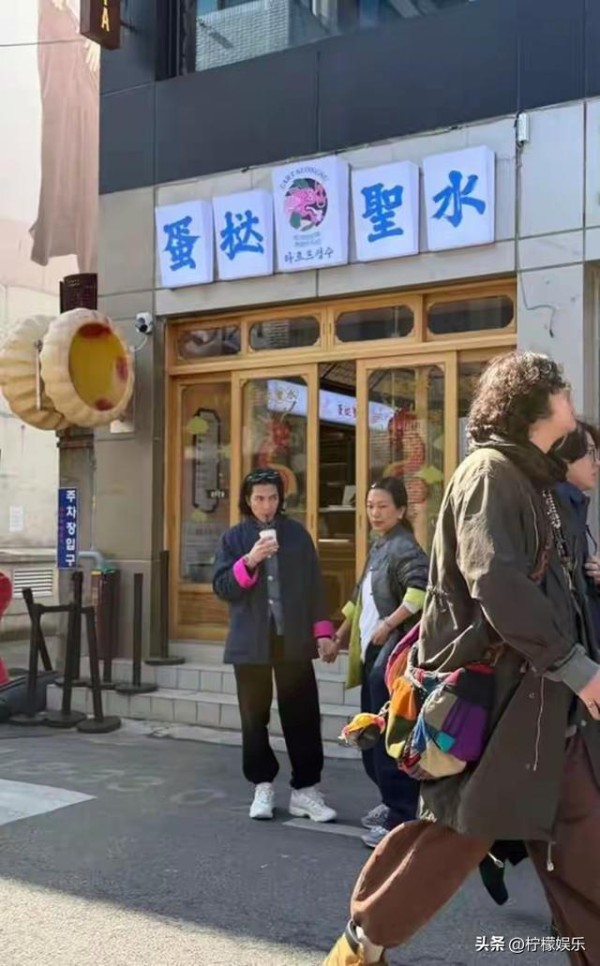 萧敬腾夫妇韩国被偶遇，结婚3年还牵手逛街，年龄差一眼就看出来