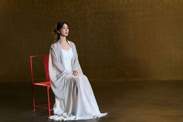 杨紫盘发端坐，新中式纱衣显端庄。