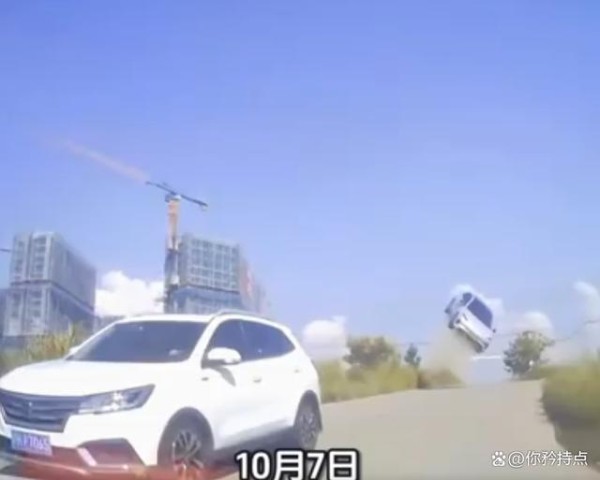 轿车下坡突然“起飞”：最高离地4米——解析三大应急生存法则，下坡变跳崖？景德镇惊现“飞车” 幸存者亲授对抗地心引力秘诀-有驾