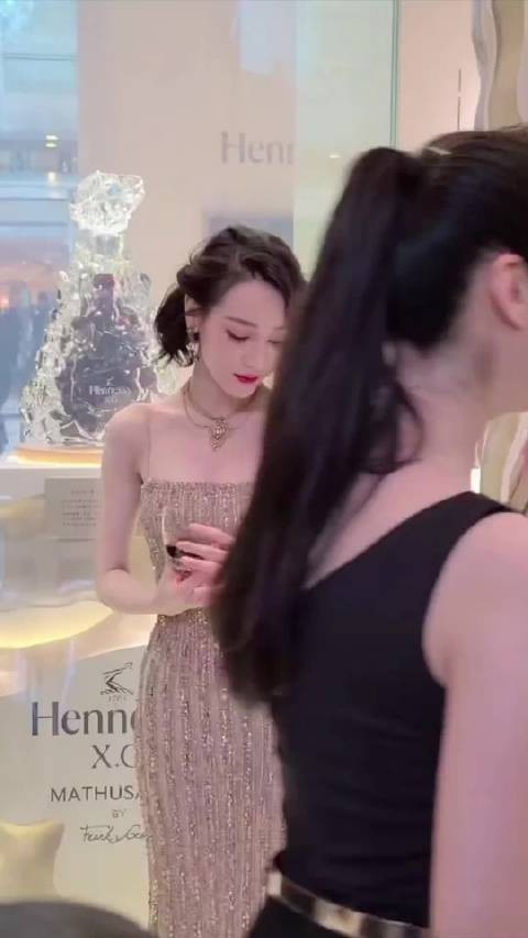 细节就是她并没有喝下那杯酒！