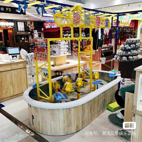 孩子们如何在游乐设施中体验到乐趣和快乐，享受童年的快乐时光？