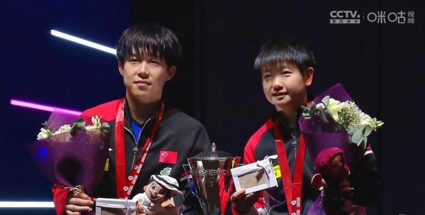 连官媒都忍不住八卦孙颖莎和王楚钦，新加坡大满贯领奖台上竟为自拍相机吵起来，他们变脸速度比回球还快