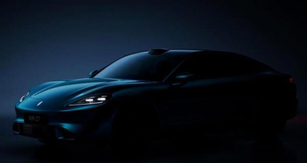 鸿蒙智行技术焕新发布会正式举办，余承东亮相公布尚界Z7与Z7T两款新品，定位科技轿跑与都市风尚猎装车型，潮流配色与创新设计引发关注-有驾