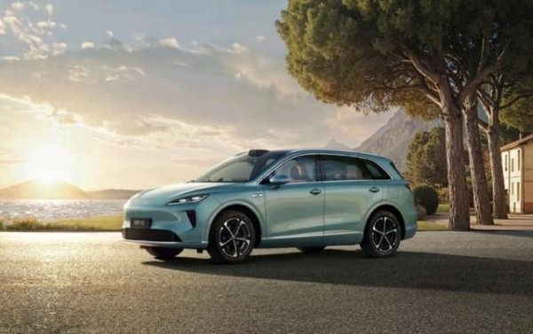 鸿蒙智行技术焕新发布会正式举办，余承东亮相公布尚界Z7与Z7T两款新品，定位科技轿跑与都市风尚猎装车型，潮流配色与创新设计引发关注-有驾