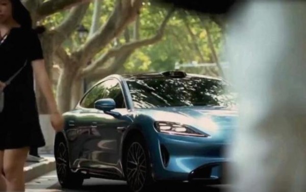 鸿蒙智行技术焕新发布会正式举办，余承东亮相公布尚界Z7与Z7T两款新品，定位科技轿跑与都市风尚猎装车型，潮流配色与创新设计引发关注-有驾