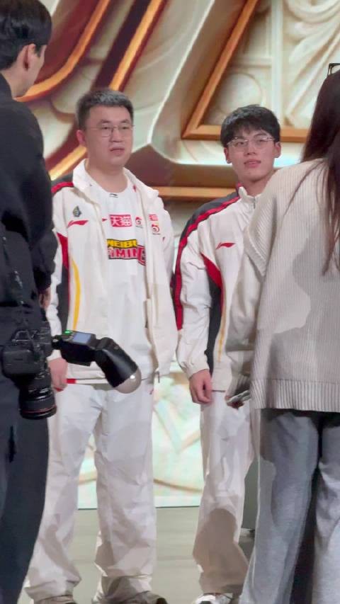 夹缝中观察五个叠在一起的拳头