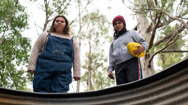 这两个女孩只是来海边散个步，岂料刧不小心踢到一具尸体！