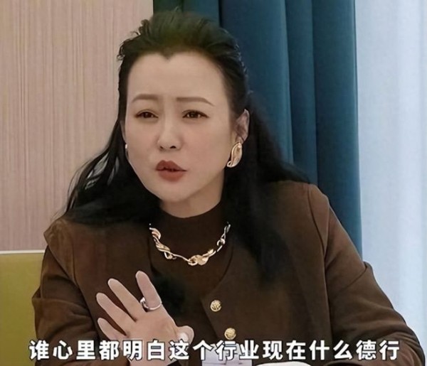 央视怒批！德不配位、洋相百出，难怪两会上冯远征建议演员多学习