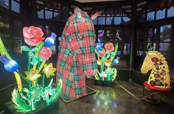 东华大学学生设计制作的中英元素花灯艺术装置。学校供图