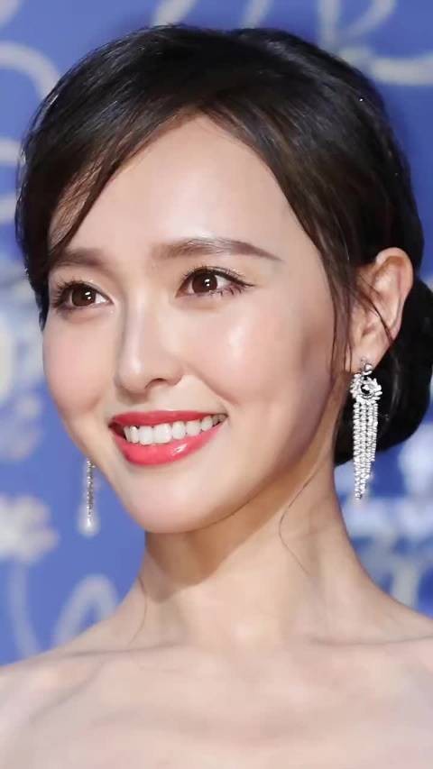 “唐嫣，人群中最亮的星，气质太好了！” @创作小助手 唐嫣