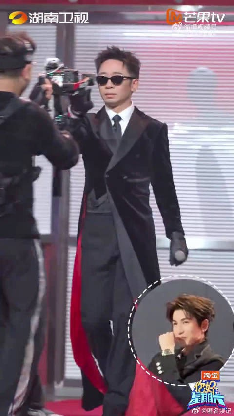 杨迪把“硬撑帅气”拿捏得死死的！复刻走秀时的小表情，全是戏，笑到停不下来