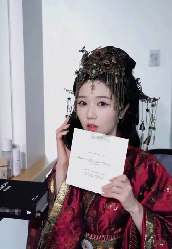 短剧演员岳雨婷参加巴黎时装周被质疑“蹭秀”！晒邀请函疑似回应争议