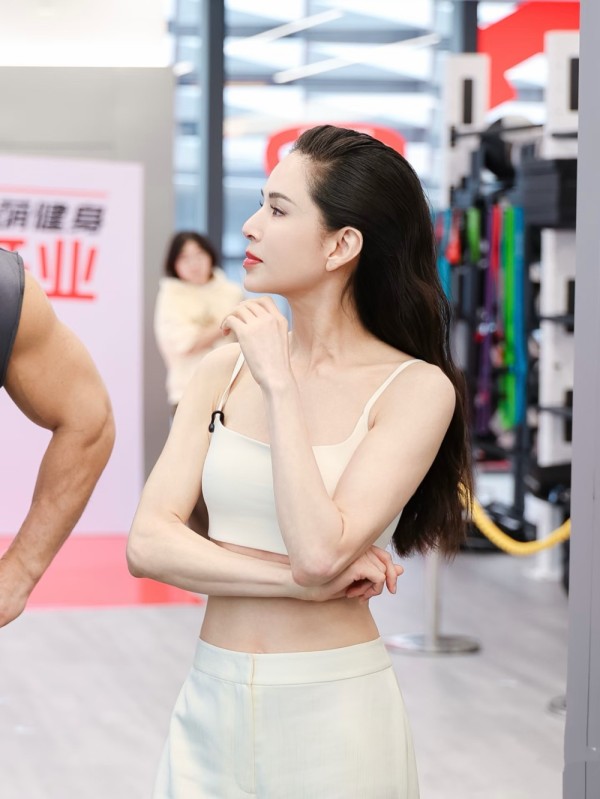 59岁李若彤：十年情伤暴瘦至37公斤，如今健身炼就少女态