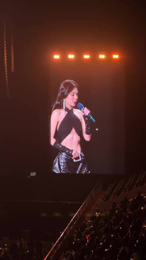 Ella演唱会上展示“真空”瑜伽动作!这也太厉害了