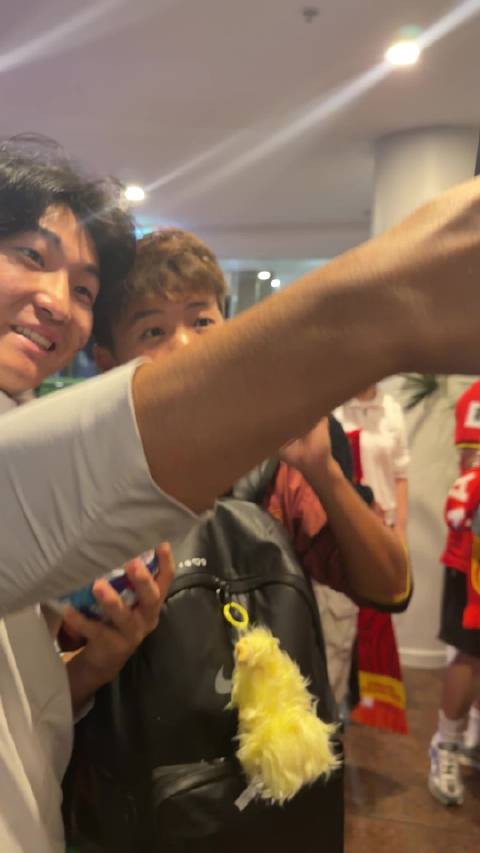 点开视频跟王霜击掌