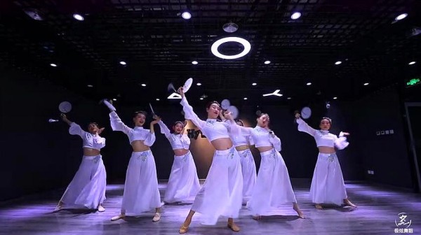 简单易学，惊艳到老板的年会舞蹈，负基础也能学会